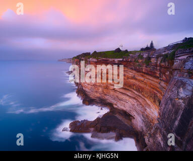 La Macquarie faro sorge su un oceano spettacolare scogliera di Watsons, Sydney, NSW, Australia Foto Stock