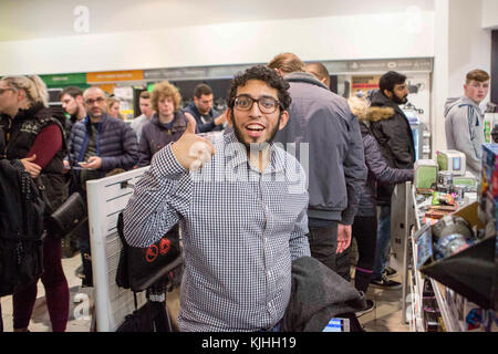 Gli acquirenti acquistano articoli di gioco in UNA PARTITA al dettaglio di giochi nel centro commerciale Westfield di Stratford per un evento del Black Friday. Foto Stock