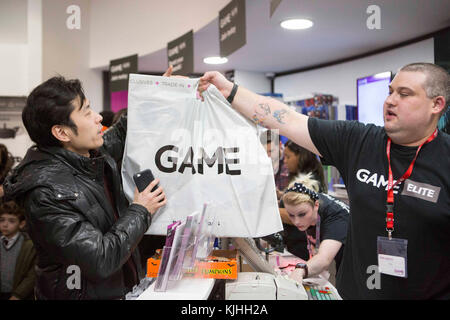 Gli acquirenti acquistano articoli di gioco in UNA PARTITA al dettaglio di giochi nel centro commerciale Westfield di Stratford per un evento del Black Friday. Foto Stock