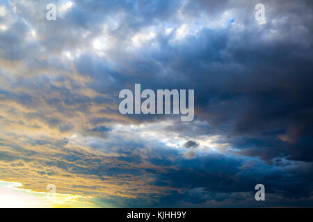 Drammatico il cielo con le nuvole al tramonto, può essere utilizzato come sfondo Foto Stock