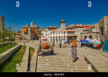 Akhaltsikhe, Georgia - 08 agosto 2017: giovane donna a piedi la terra del castello rabati Foto Stock