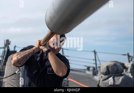 PACIFIC OCEAN (Nov. 5, 2017) il Mate Seaman di Gunner William Davis pulisce il barile del cannone da 5 pollici Mark 45 a bordo del cacciatorpediniere missilistico guidato di Arleigh Burke-Class USS Michael Murphy (DDG 112). Michael Murphy partecipa a un esercizio di formazione sul supporto in preparazione di un'implementazione imminente. (STATI UNITI Navy Photo by Mass Communication Specialist Seaman Jasen Morenogarcia/released) Foto Stock