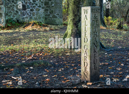 Indicatore di percorso su John Muir modo, Corstorphine Hill Park, Edimburgo, Scozia, indicazioni per walled garden e il resto e essere grati viewpoint Foto Stock