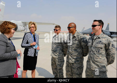 Gli onorevoli Ellen M. Signore, sotto il Segretario della Difesa per acquisizione, tecnologia e logistica e Barbara Leaf A., U.S. Ambasciatore presso gli Emirati arabi uniti, parla con un F-15E Strike Eagle equipaggio da Seymour Johnson AFB, N.C. durante il salone aeronautico di Dubai nov. 12, 2017. F-15E Strike Eagle è una due-sedile, doppio ruolo, completamente integrato di combattente per all-weather, aria-aria e profonda missioni di interdizione. (U.S. Air Force foto di Tech. Sgt. Anthony Nelson Jr) Foto Stock