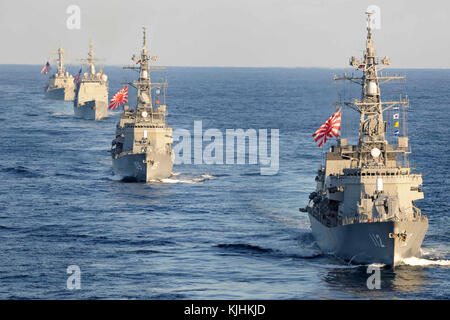 Pacifico occidentale (nov. 12, 2017) Il giapponese di autodifesa marittima vigore Takanami-class destroyer JS Makinami (DD 112), anteriore e la Murasame-class destroyer JS Inazuma (DD 105), la seconda il Ticonderoga-class guidato-missili cruiser USS Bunker Hill (CG 52), il terzo e il Arleigh Burke-class guidato-missile destroyer USS Preble (DDG 88), posteriore, transito l'Oceano Pacifico occidentale. La USS Ronald Reagan (CVN 76), USS Theodore Roosevelt (CVN 71) e USS Nimitz CVN (68) colpiscono i gruppi sono in corso e condurre operazioni in acque internazionali come parte di un tre-carrier strike force esercizio. Il Foto Stock