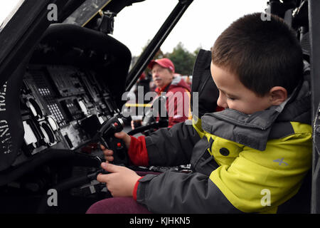 Un giovane ragazzo gioca sui comandi di UH-60 Blackhawk nov. 12 prima di Washington Redskins' omaggio al gioco di servizio al campo di FedEx. Foto Stock