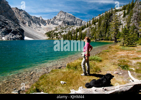 La donna gode di vista sul lago Merriam nel fiume perso gamma Idaho (MR) Foto Stock