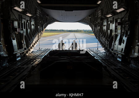 C-17 Globemaster III loadmasters assegnato al XVI Airlift Squadron, controllare il traffico flightline dall'aeromobile rampa mentre si preparano per una manovra di formazione di base comune Charleston, Carolina del Sud, nov. 13, 2017. Il XVI Airlift Squadron conduce regolarmente corsi di formazione locale sortite per mantenere l'equipaggio la professionalità e la sua capacità operativa per il Dipartimento della Difesa. (U.S. Air Force foto di Master Sgt. Burt Traynor) Foto Stock