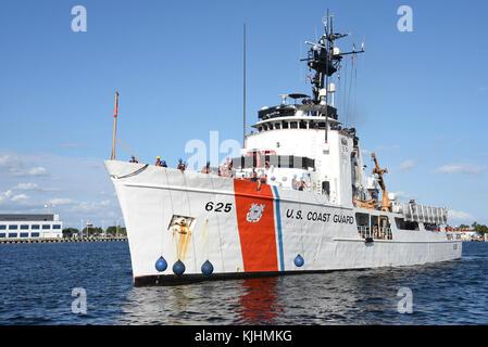 Il Guardacoste Venturous torna alla homeport a San Pietroburgo, Florida, nov. 13, 2017. La taglierina e il suo equipaggio sono stati accolti al loro molo dopo un 69-giorno patrol conducendo Hurricane Relief e le operazioni di polizia nel Mar dei Caraibi. (U.S. Coast Guard foto di Sottufficiali di seconda classe Ashley J. Johnson). Foto Stock