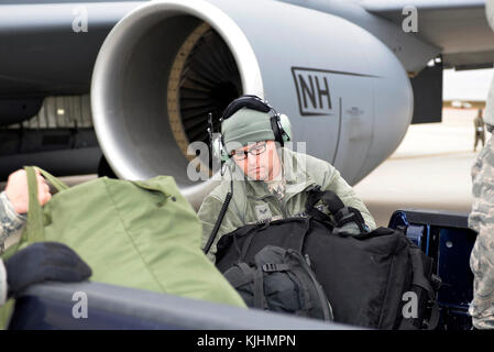 Senior Airman Brad Barry, assegnato al sessantaquattresimo Air Refuelling Squadron, 157Air Refuelling Wing, carichi di sacchi su un KC-135 Stratotanker per dodici N.H. Aria guardie nazionali di distribuzione dal 260th del controllo del traffico aereo Squadron a sostegno dell'uragano in corso i soccorsi in Puerto Rico il 13 novembre 2017, a Pease Air National Guard Base, N.H. Il aviatori potenzierà un gruppo dal 235th ATC, North Carolina Air National Guard e supportano il controllo dell'aria missione in Puerto Rico. (N.H. Air National Guard foto di Master Sgt. Thomas Johnson) Foto Stock