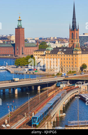 Paesaggio con il Centralbron (Ponte Centrale) un importante percorso di traffico nel centro di Stoccolma e il ponte per le merci e i treni pendolari, Stoccolma, Svezia Foto Stock