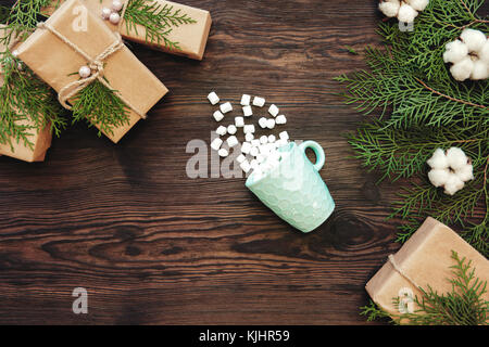 Sfondo di natale con coppa e marshmallow Foto Stock