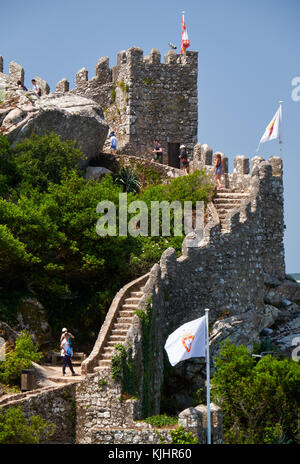 SINTRA, PORTOGALLO - 3 LUGLIO 2016: Le lunghe mura con parapetti e la torre del castello moresco. Sintra. Portogallo Foto Stock