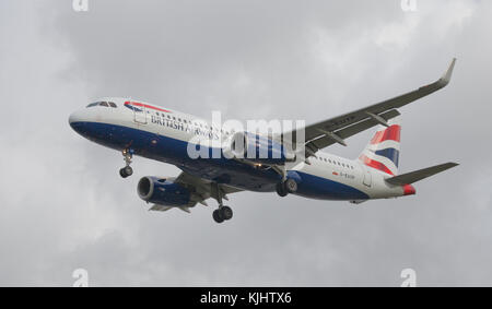 British Airways Airbus A320 G-EUYP sull approccio finale all aeroporto di Heathrow LHR Foto Stock