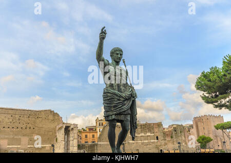 Statua dell'imperatore Augusto nel Foro Romano, Roma, Lazio, Italia Foto Stock