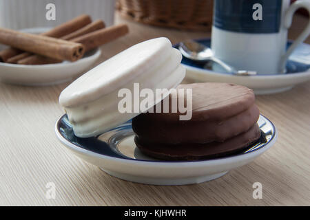 Il cioccolato al latte e cioccolato bianco Alfajor cookie Foto Stock