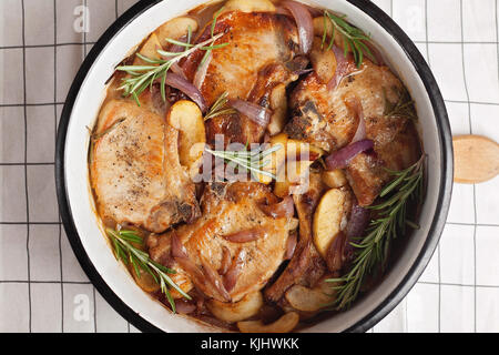 Casseruola di maiale con cipolla, apple e rosmarino Foto Stock