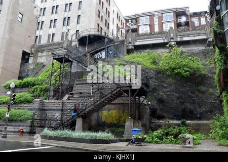 Scala andando fino in cima strade in Quebec City, Quebec, Canada Foto Stock