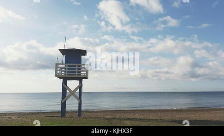 Torre bagnino sulla spiaggia, Rincon de la Victoria, Malaga, Andalusia, Spagna Foto Stock