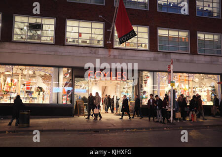 Libreria Foyles su carbonizzazione Cross Road, Londra Inghilterra Foto Stock