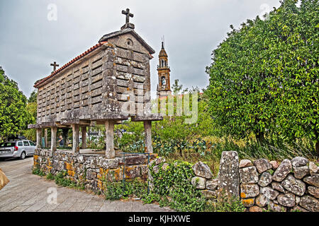 Horreo, Tradizionale di pietra grain store a carnota, Galizia, Spagna Foto Stock