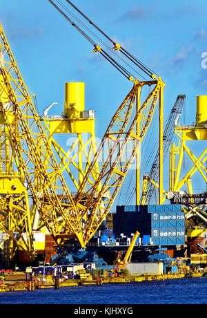 Industria sul fiume Tyne a Wallsend produzione di turbine eoliche per parchi eolici Foto Stock