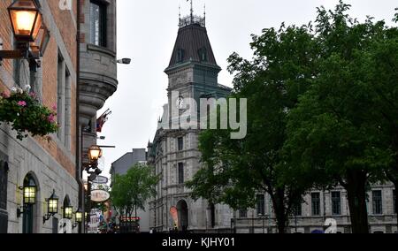 Negozi, ristoranti e negozi nella bellissima città di Québec. Foto Stock