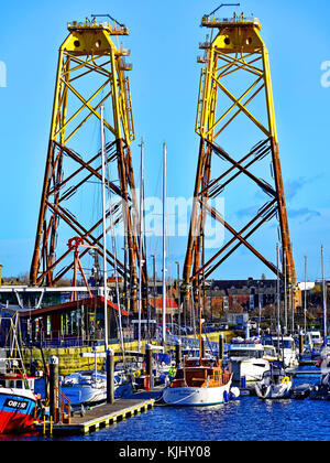 Industria sul fiume Tyne a Royal Quays Marina North Shields come mezzo finito turbine eoliche torre sopra gli yacht Foto Stock