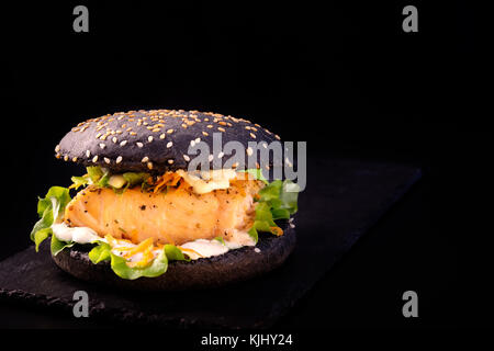 Burger di nero con salmone alla griglia Foto Stock