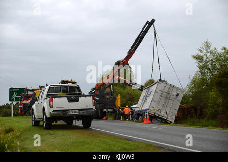 KUMARA JUNCTION, Nuova Zelanda, 11 novembre 2016: un equipaggio di soccorso solleva un carrello indietro sulla strada dopo un incidente. Nessuno è stato ferito. Foto Stock