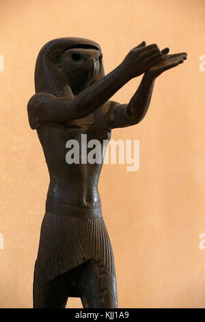 Il museo del Louvre. Dio Horus. Bronzo. 1069-664 A.C. La Francia. Foto Stock