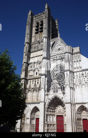 Auxerre cattedrale dedicata a Santo Stefano. Il fronte ovest e l'incompiuta torre occidentale. La Francia. Foto Stock