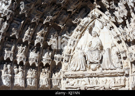 Auxerre cattedrale dedicata a Santo Stefano. Fronte ovest. Il giudizio finale. Timpano. La Francia. Foto Stock