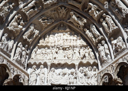 Auxerre cattedrale dedicata a Santo Stefano. Fronte ovest. Timpano. La Francia. Foto Stock