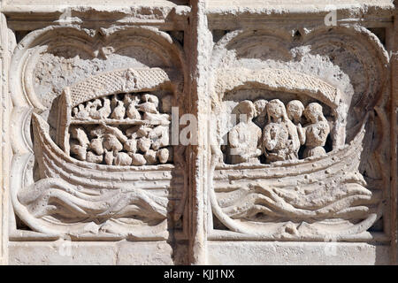 Auxerre cattedrale dedicata a Santo Stefano. Fronte ovest. Pietra scolpita bassorilievo. L'Arca di Noè. La Francia. Foto Stock