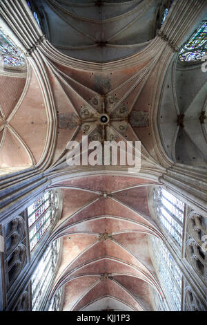 Auxerre cattedrale dedicata a Santo Stefano. La navata centrale. La Francia. Foto Stock