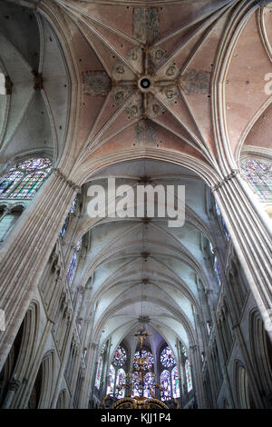 Auxerre cattedrale dedicata a Santo Stefano. La navata centrale. La Francia. Foto Stock