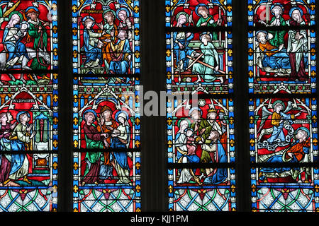 Auxerre cattedrale dedicata a Santo Stefano. Finestra di vetro colorato. La vita della Santa Famiglia. La Francia. Foto Stock