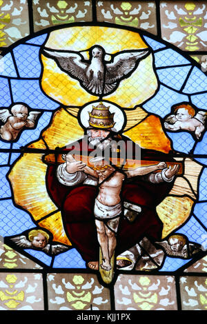 Auxerre cattedrale dedicata a Santo Stefano. Finestra di vetro colorato. Dio, Gesù e lo Spirito Santo. La santa Trinità. La Francia. Foto Stock