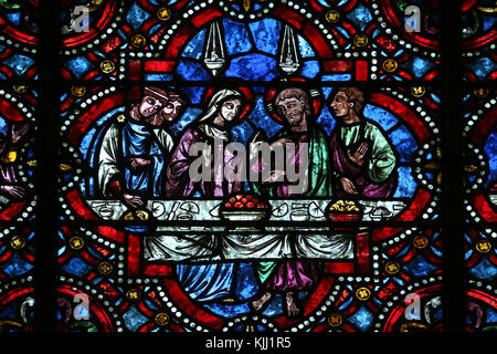Auxerre cattedrale dedicata a Santo Stefano. Finestra di vetro colorato. Nozze di Cana. La Francia. Foto Stock