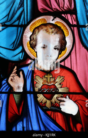 Notre Dame Saint-Lazare collegiata. Finestra di vetro colorato. Vergine Maria con il Bambino Gesù. Avallon. La Francia. Foto Stock