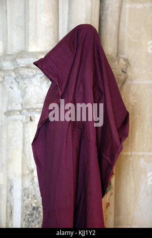 Saint Fargeau chiesa. La settimana santa. Una statua è velata per la Quaresima. La Francia. Foto Stock
