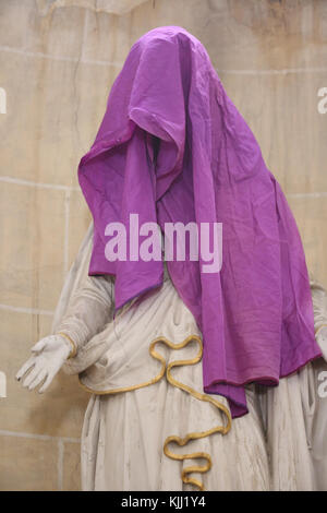 Saint Fargeau chiesa. La settimana santa. Una statua è velata per la Quaresima. La Francia. Foto Stock