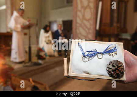 Cerimonia di matrimonio in chiesa. Close-Up di anelli di nozze. La Francia. Foto Stock