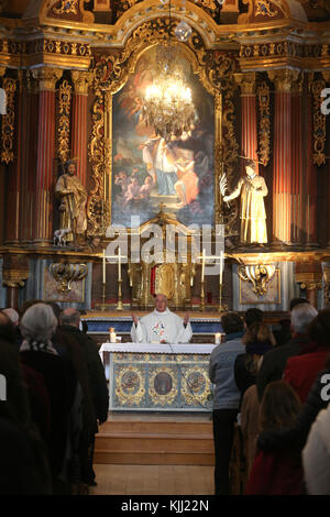 Catholic mass. Saint Nicolas de Veroce. La Francia. Foto Stock