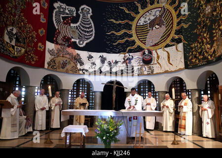 Cattedrale di Notre Dame de Toute Grace du Plateau d'Assy (Madonna piena di grazia di Plateau d'Assy). Catholic mass. La Francia. Foto Stock