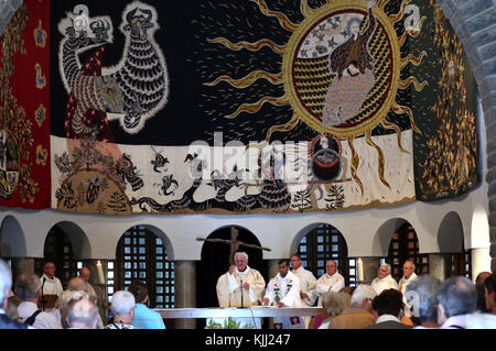 Cattedrale di Notre Dame de Toute Grace du Plateau d'Assy (Madonna piena di grazia di Plateau d'Assy). Catholic mass. La Francia. Foto Stock