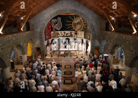 Cattedrale di Notre Dame de Toute Grace du Plateau d'Assy (Madonna piena di grazia di Plateau d'Assy). Catholic mass. La Francia. Foto Stock