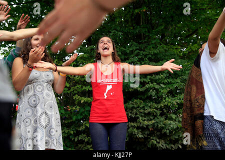 Taize comunità ecumenica. Giovani pellegrini. La Francia. Foto Stock