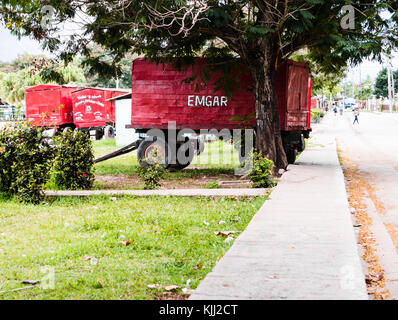 Las Tunas, Cuba - Settembre 2017: Rosso carro parcheggiato in fiera Foto Stock